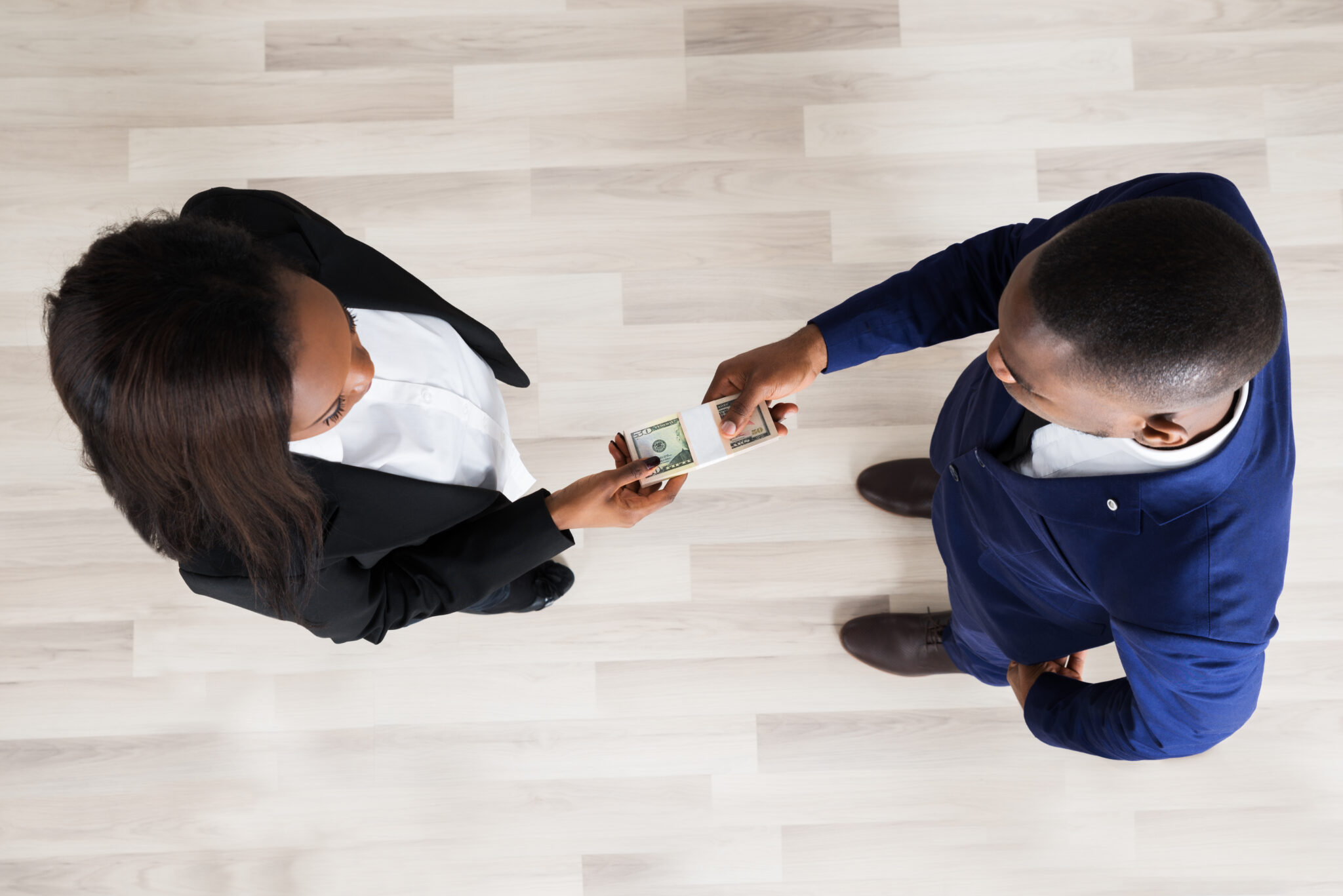 Rêver de recevoir de l'argent en billet : signification spirituelle