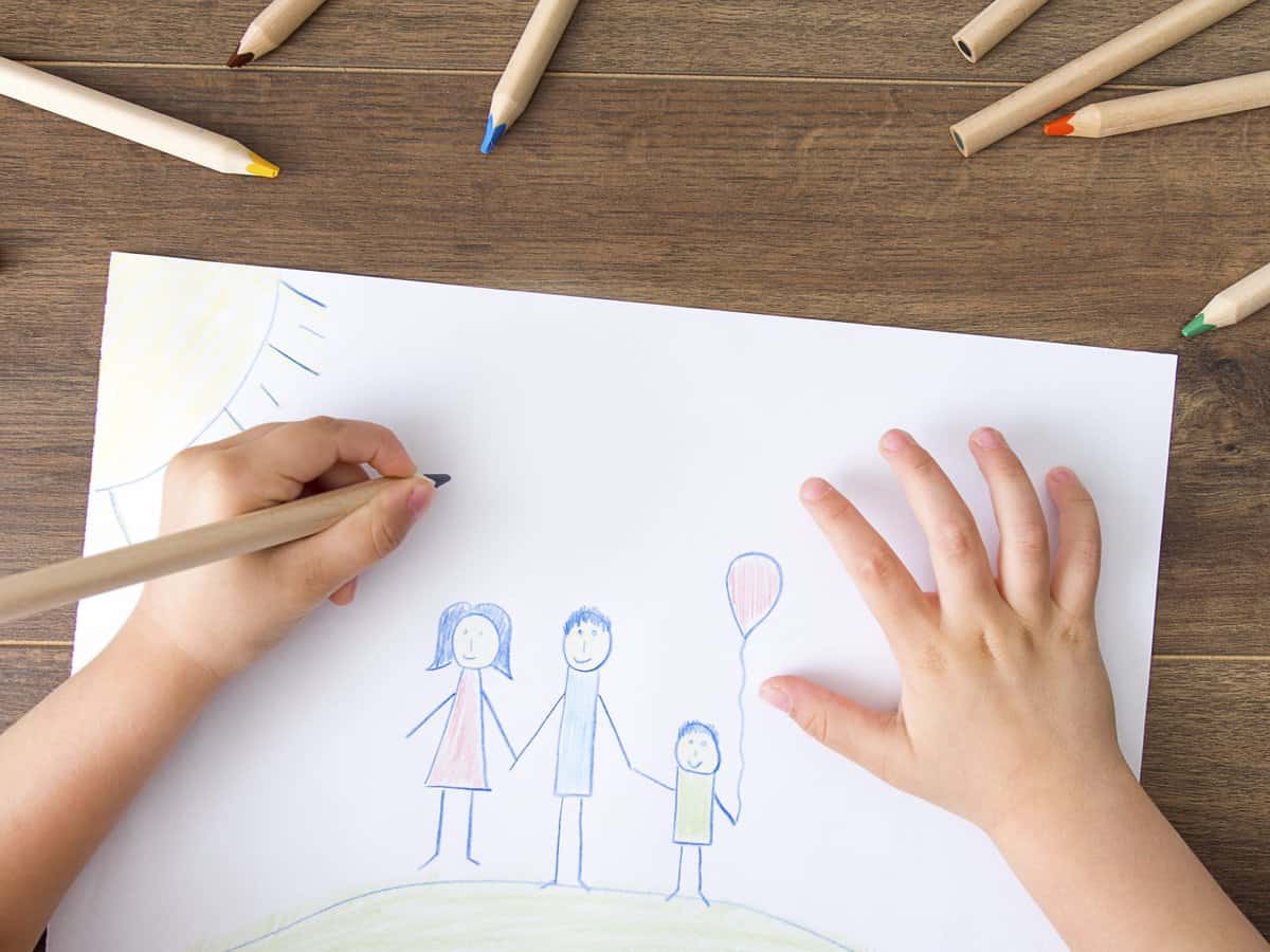 La façon dont les enfants dessinent leurs parents révèle tout sur leur relation