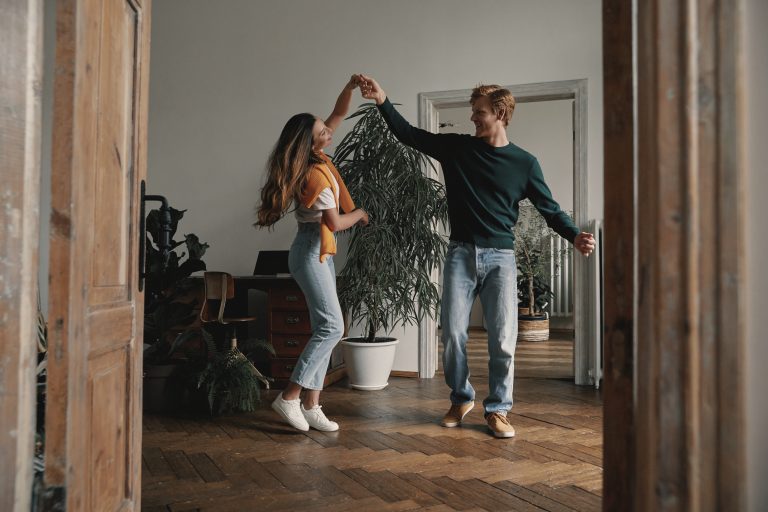 11 Raisons expliquant pourquoi les hommes aiment les femmes plus jeunes
