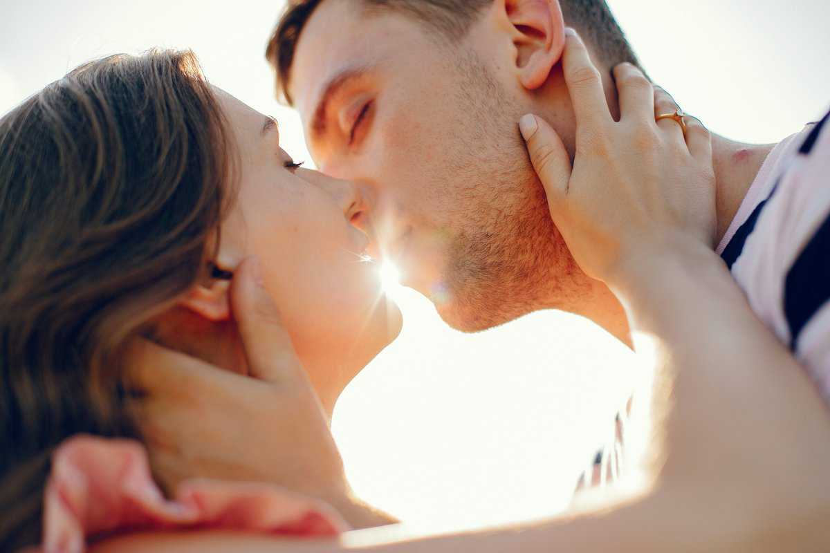 7 Choses qu’il fait juste avant de vous embrasser