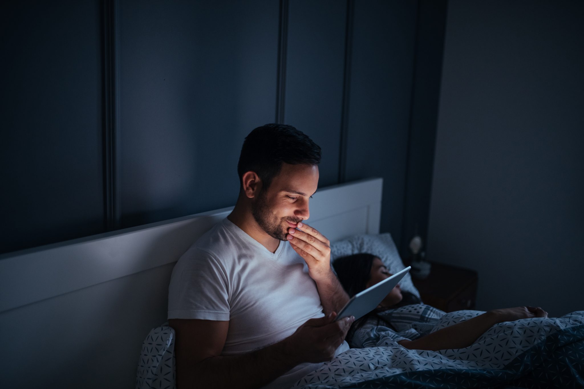 Stashing : pourquoi un homme cache qu'il a une copine