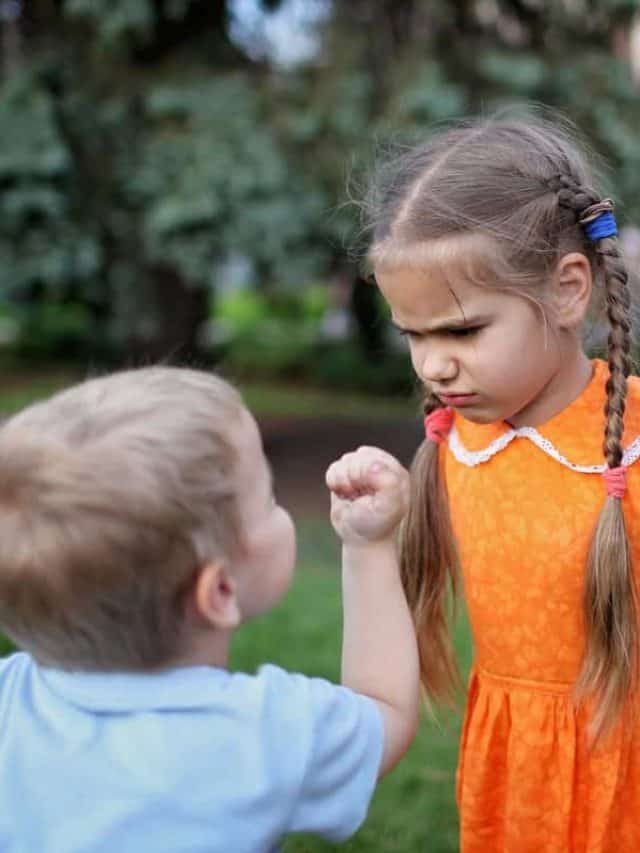 Mouton noir ou enfant en or : les 3 Types de relations fraternelles toxiques