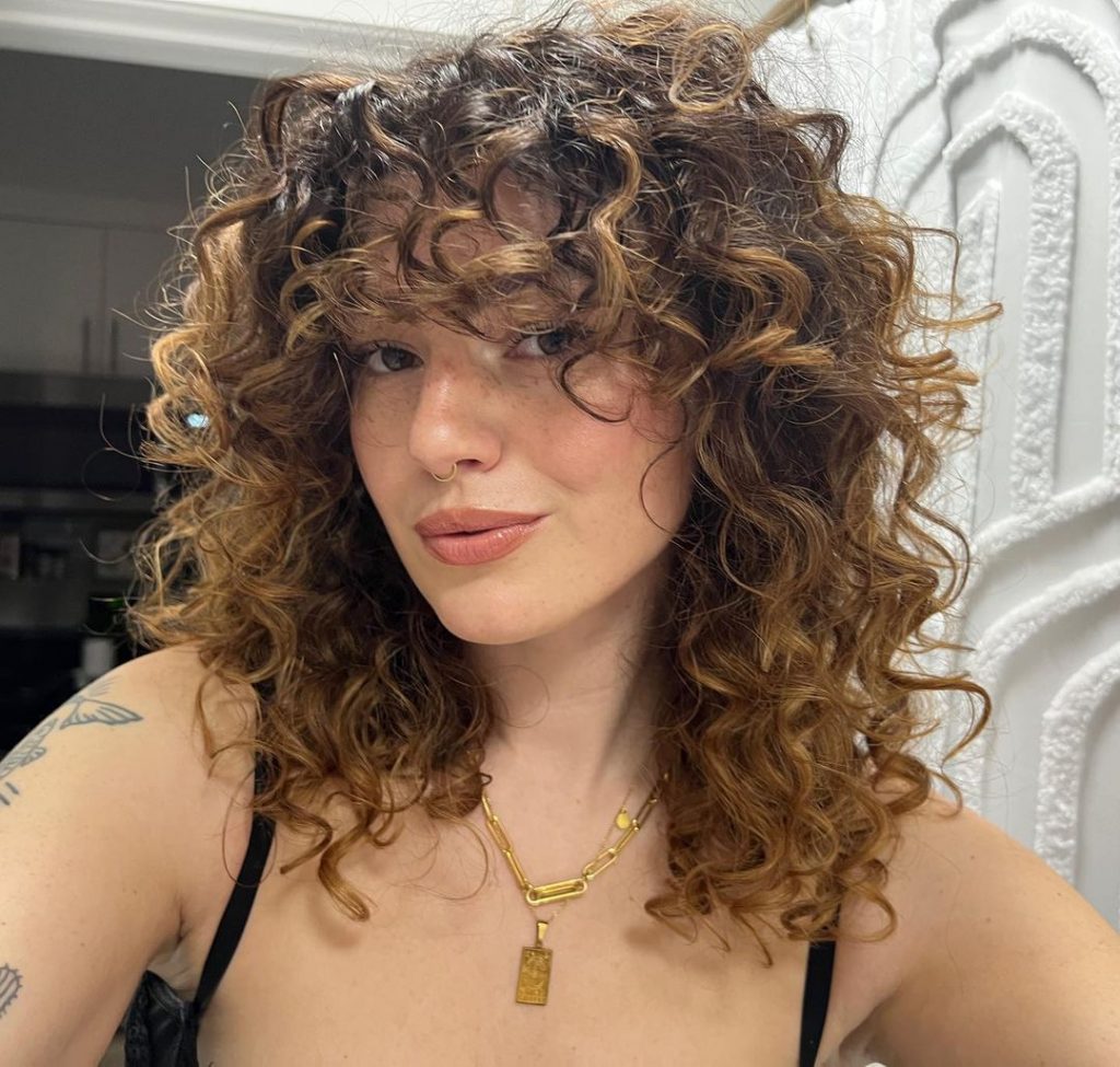aqua girl with the rising leo someone recently told me that we actually physically look like our rising signs… is this giving lion 🫠 #curlyhair #curlybangs #curlyhairstyles