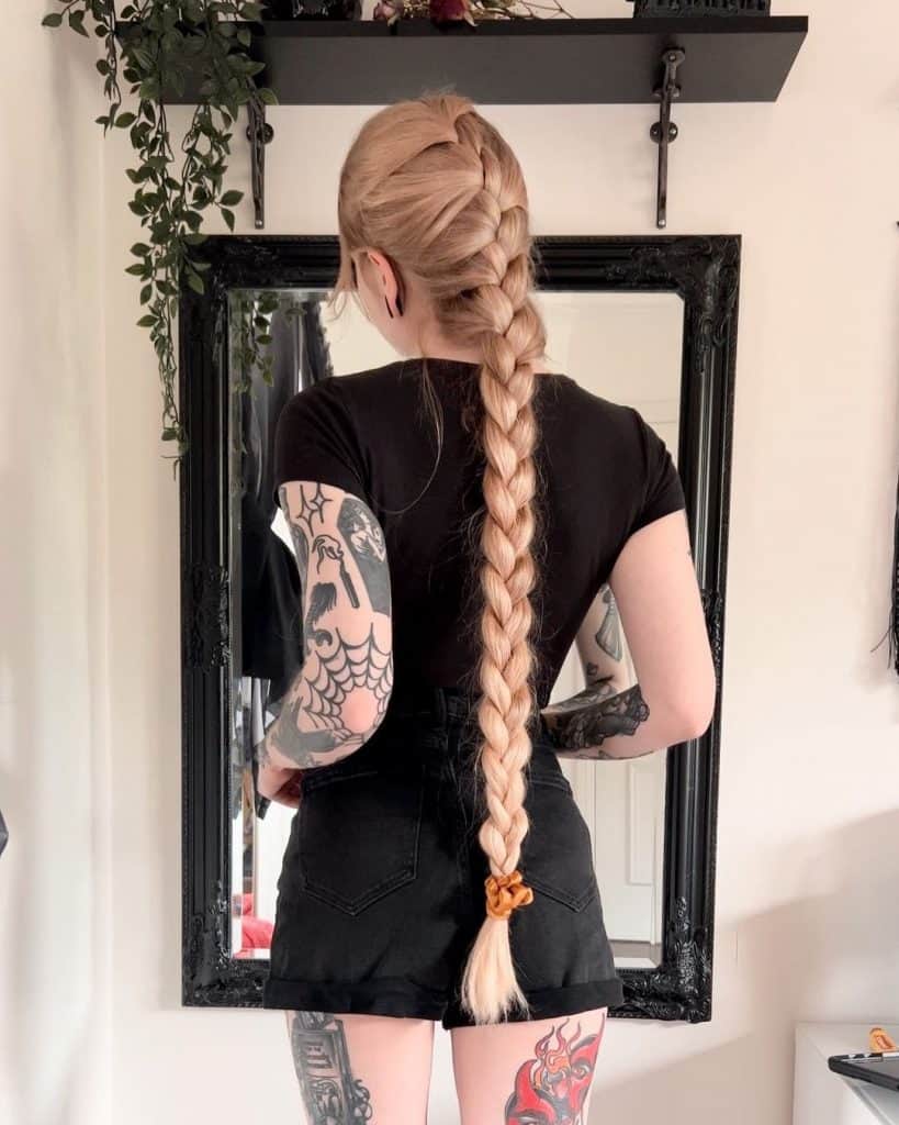 A messy French braid .I’m not super happy with this photo & wasn’t going to post but I haven’t shared a braid in a long time! Need to start showing off more hairstyles ............#healthyhair #hairjourney #longha