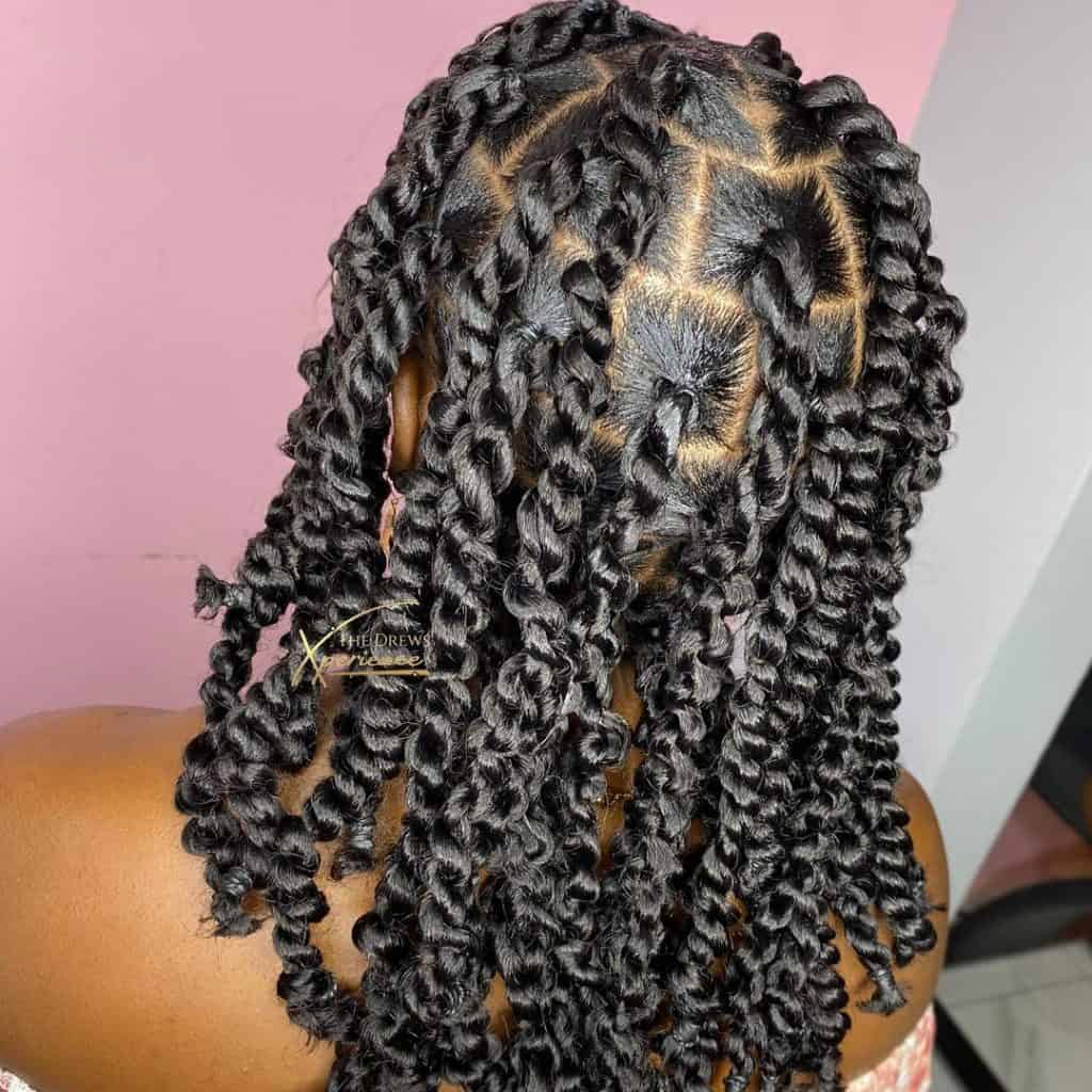 Cute and simple styles. Leave a below if you’d rock this style #passiontwist #knotlessbraids #boxbraids #feedinbraids #braids #pass (1)