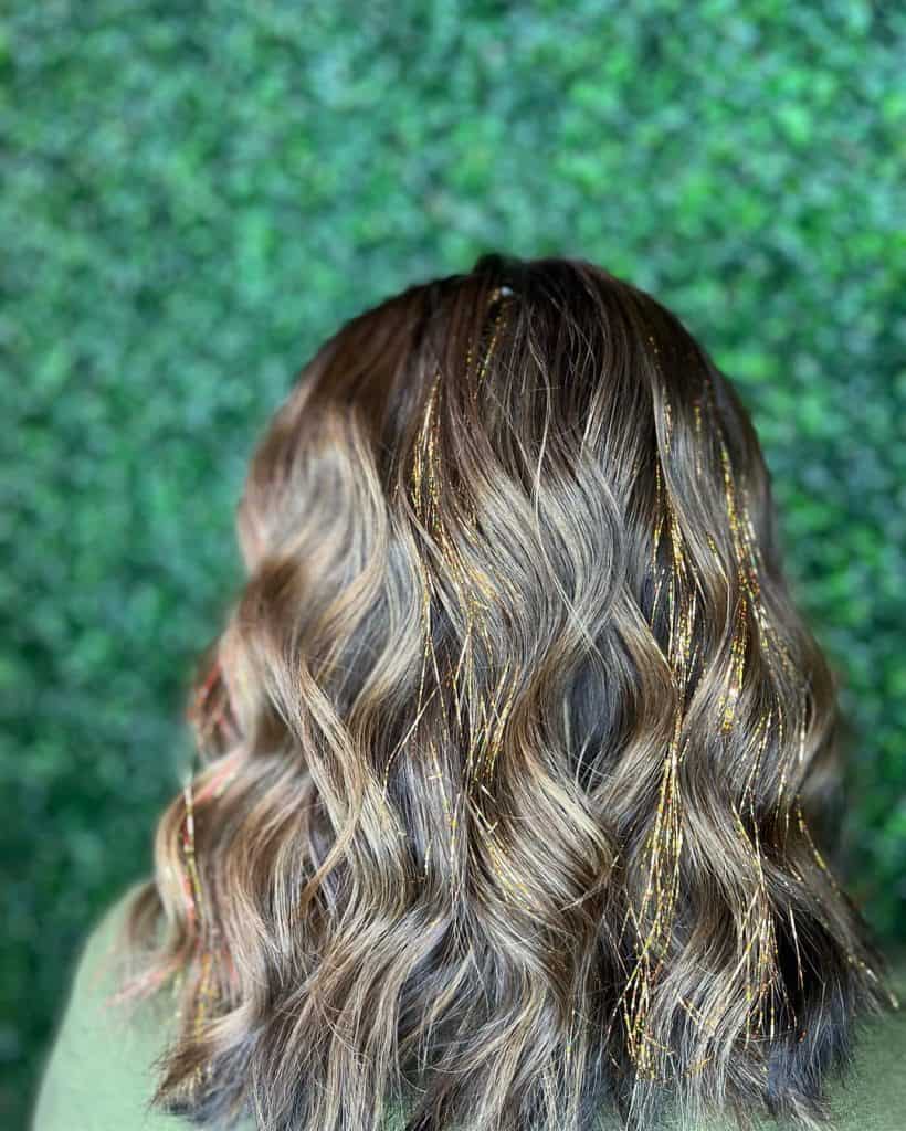 Hair tinsel is the perfect addition to any hair service! •••#hairtinsel #balayage #fallhair #curls #redkenshadeseq #revive #indyhairstylist #cosmetology #behindthechair #surfaceawakentreatment #oligopro