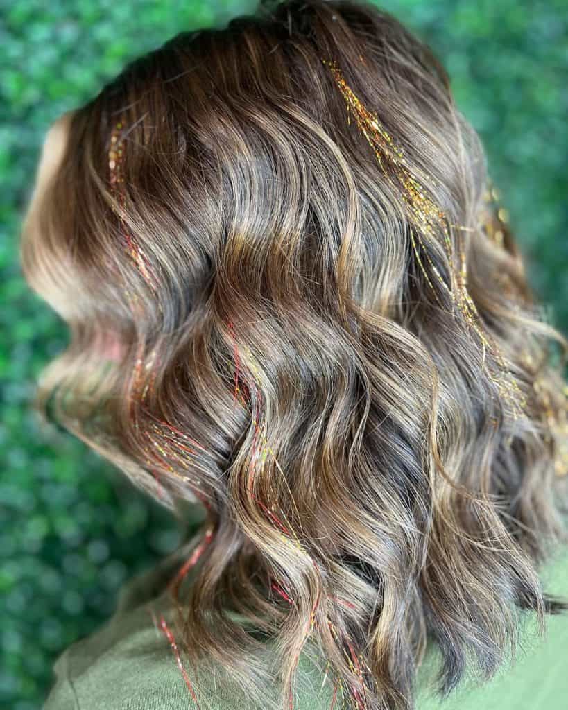 Hair tinsel is the perfect addition to any hair service! •••#hairtinsel #balayage #fallhair #curls #redkenshadeseq #revive #indyhairstylist #cosmetology #behindthechair #surfaceawakentreatment #oligopro