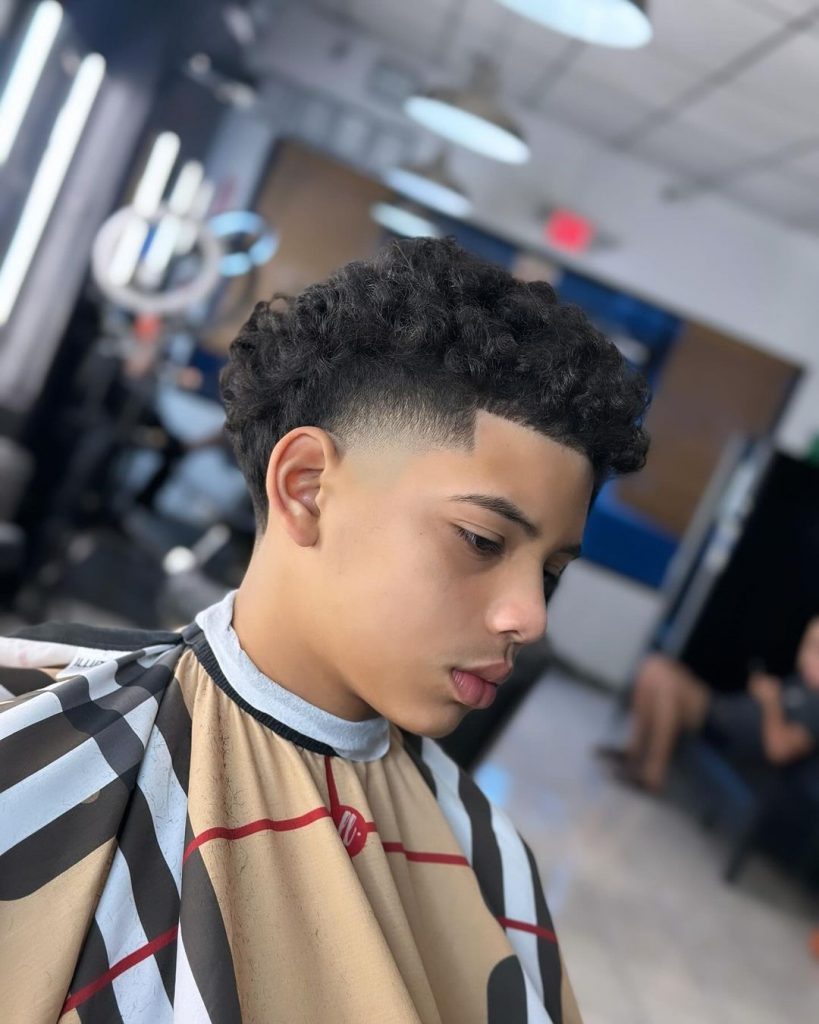 High Taper 🫡 ————————————#barber #barbershop #barbershopindonesia connect #sharpfade #puertorico #jayuya #barbero #taper #hightaper #haircutideas #badbunny #illuzien #barbearia #barbers #barbering (1)