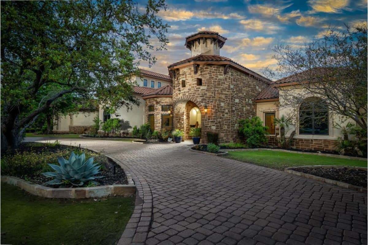 5-Bedroom Two-Story Mansion 