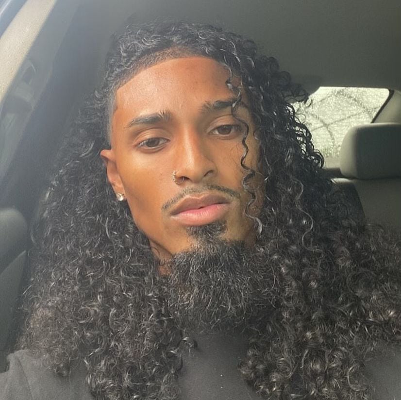 Do y’all like men with long hair @riqstayfit ..Please share and tag a friend!