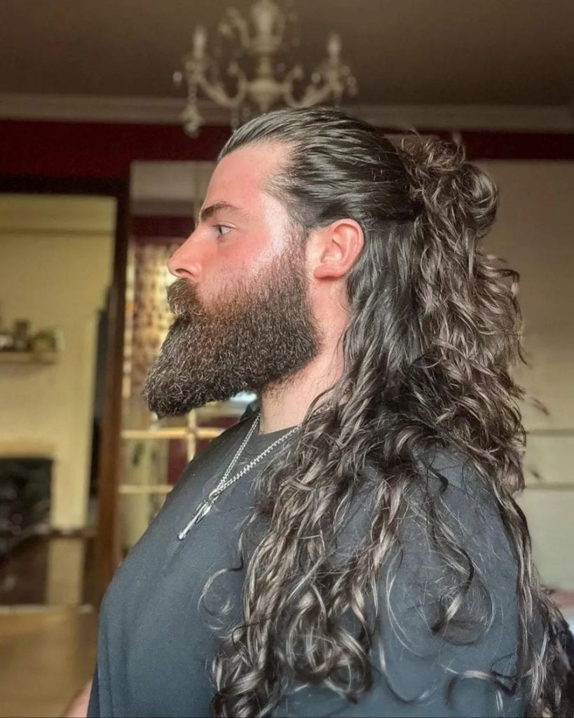 Half Bun by @geoviking•••#halfbun #manbun #messybun #bunhair #longhair #longhairmen #longhairboys #longhairstyles #longhairlovers #halfdown #halfbunhalfdown #hairstyles #fashion #beards #barbers #longhairs #braids