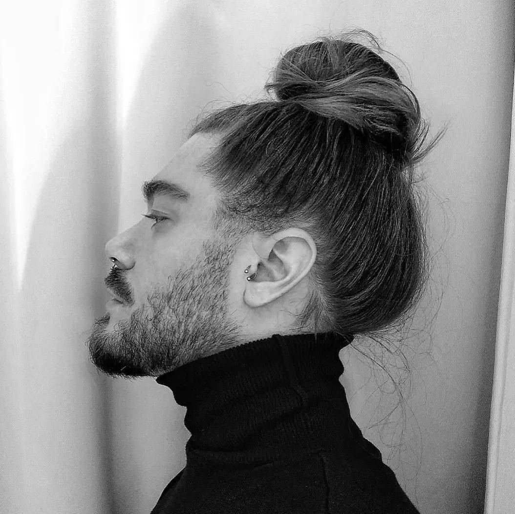 Man Bun by douzefoisparan•••#manbun #messybun #samurai #bunhair #longhair #longhairmen #longhairboys #scrunchie #curls #longhairstyles #longhairlovers #curlyhair #highbun #hairstyles #fashion #hairtie #beards #barb