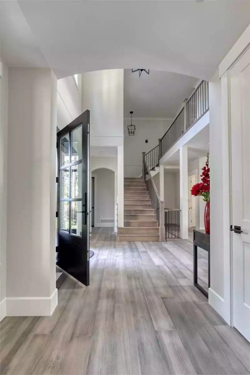 Foyer with a glazed front door and a staircase leading to the secondary bedrooms.