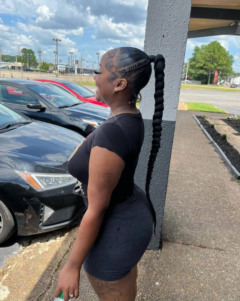 braided pony + stitch braids .. booking link in bio !! #memphishairstylist #pinup #jaydawaydabraids #neatponytails #bubbleponytail #midpony #braidedpony #topknot #braids #highponytail #ponywithbangs #sewin #q (1)