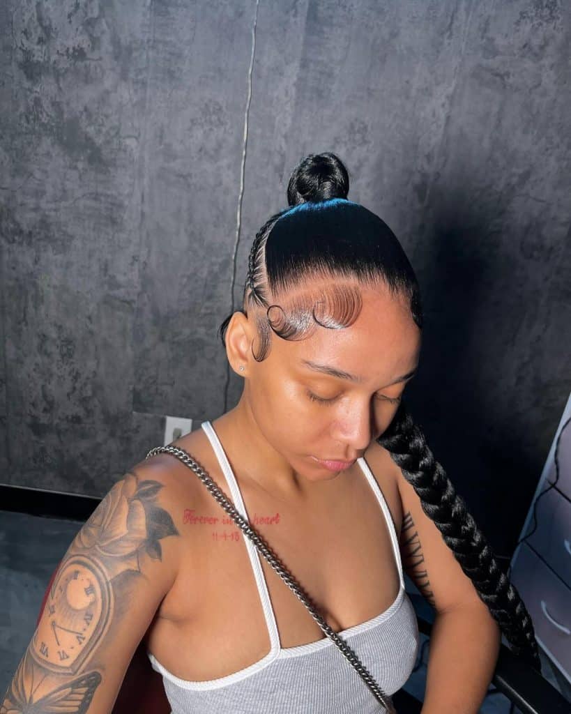 braided pony + stitch braids booking link in bio !! #memphishairstylist #pinup #jaydawaydabraids #neatponytails #bubbleponytail #midpony #braidedpony #topknot #braids #highponytail #ponywithbangs #sewin #quickwea